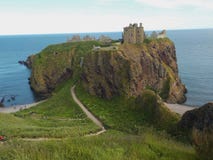 El castillo gótico espectacular de Dunnottar, las montañas Escocia fotos de archivo libres de regalías El castillo gótico espectacular de Dunnottar, las montañas Escocia fotos de archivo libres de regalías