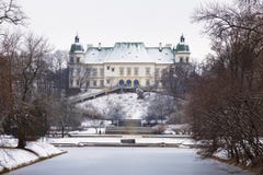 El castillo y el parque de Ujazdowski en invierno imagen de archivo libre de regalías El castillo y el parque de Ujazdowski en invierno imagen de archivo libre de regalías