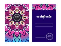 El certificado de la yoga del diseño coloreó la mandala decorativa en un fondo oscuro stock de ilustración El certificado de la yoga del diseño coloreó la mandala decorativa en un fondo oscuro stock de ilustración