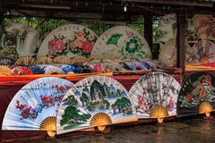 El chino tradicional de la artesanía aviva imajing de los withs del paisaje y de flores en el mercado en Yangshuo, China foto de archivo El chino tradicional de la artesanía aviva imajing de los withs del paisaje y de flores en el mercado en Yangshuo, China foto de archivo