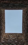 El cielo azul aparece entre las paredes de ladrillo imágenes de archivo libres de regalías El cielo azul aparece entre las paredes de ladrillo imágenes de archivo libres de regalías