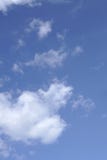 El cielo azul y la nube en día nublado texturizaron el fondo imágenes de archivo libres de regalías El cielo azul y la nube en día nublado texturizaron el fondo imágenes de archivo libres de regalías