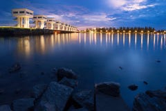 El cielo brillante un color azul hermoso en Uthokawiphatprasit Watergate, Pak Phanang, Nakhon Si Thammarat Diversion Dam Project fotos de archivo libres de regalías El cielo brillante un color azul hermoso en Uthokawiphatprasit Watergate, Pak Phanang, Nakhon Si Thammarat Diversion Dam Project fotos de archivo libres de regalías