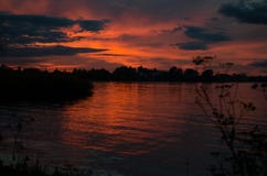 El cielo colorido y el agua colorida en el lago reflejaron por la tarde imagenes de archivo El cielo colorido y el agua colorida en el lago reflejaron por la tarde imagenes de archivo