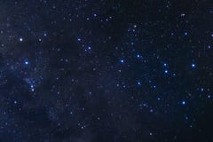 El cielo nocturno estrellado, la galaxia de la vía láctea con las estrellas y el espacio sacan el polvo adentro El cielo nocturno estrellado, la galaxia de la vía láctea con las estrellas y el espacio sacan el polvo adentro