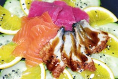 El cierre del sushi del sashimi instaló con los palillos y la soja fotos de archivo libres de regalías El cierre del sushi del sashimi instaló con los palillos y la soja fotos de archivo libres de regalías