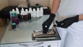 El cierre encima de las manos del dentista toma las herramientas dentales para los dientes chequeo, cámara lenta tiro del steadic almacen de metraje de vídeo El cierre encima de las manos del dentista toma las herramientas dentales para los dientes chequeo, cámara lenta tiro del steadic almacen de metraje de vídeo