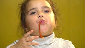 El cierre para arriba de la niña está comiendo la pizza con sus manos ella tiene una boca sucia El cierre para arriba de la niña está comiendo la pizza con sus manos ella tiene una boca sucia