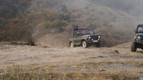 El coche en las montañas almacen de metraje de vídeo El coche en las montañas almacen de metraje de vídeo