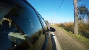 El coche está conduciendo a lo largo del carril derecho del camino El coche está conduciendo a lo largo del carril derecho del camino