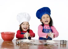 El cocinar de los niños Fotografía de archivo libre de regalías El cocinar de los niños Fotografía de archivo libre de regalías