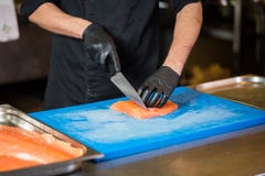 El cocinar del tema es una profesión de cocinar Primer de la mano de un hombre caucásico en una cocina del restaurante que prepar imágenes de archivo libres de regalías El cocinar del tema es una profesión de cocinar Primer de la mano de un hombre caucásico en una cocina del restaurante que prepar imágenes de archivo libres de regalías