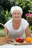 El cocinar mayor de la mujer imágenes de archivo libres de regalías El cocinar mayor de la mujer imágenes de archivo libres de regalías