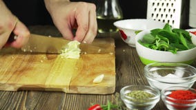 El cocinero corta el ajo Cuchillo, tajadera, ajo Corte rápido de verduras Ajo Ajo para freír E metrajes El cocinero corta el ajo Cuchillo, tajadera, ajo Corte rápido de verduras Ajo Ajo para freír E metrajes