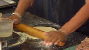El cocinero indio prepara la comida india pan indio naan y roti en el horno almacen de metraje de vídeo El cocinero indio prepara la comida india pan indio naan y roti en el horno almacen de metraje de vídeo