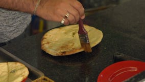 El cocinero indio prepara la comida india pan indio naan y roti en el horno almacen de metraje de vídeo El cocinero indio prepara la comida india pan indio naan y roti en el horno almacen de metraje de vídeo