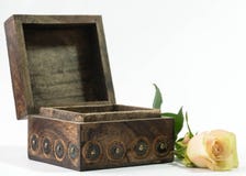 El cofre del tesoro con subió imagen de archivo El cofre del tesoro con subió imagen de archivo