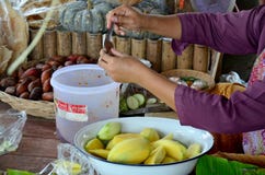 El comerciante tailandés prepara el chile con la salsa de la sal y de pimienta para el mango imagen de archivo libre de regalías El comerciante tailandés prepara el chile con la salsa de la sal y de pimienta para el mango imagen de archivo libre de regalías