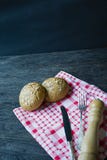 El concepto de cocinar Bifurcaci?n, cuchillo de la comida, servilleta a cuadros, bollos con las semillas de girasol, coctelera de fotografía de archivo El concepto de cocinar Bifurcaci?n, cuchillo de la comida, servilleta a cuadros, bollos con las semillas de girasol, coctelera de fotografía de archivo