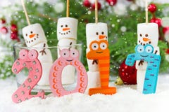 El concepto 2017 de la Feliz Año Nuevo - muñeco de nieve divertido de la melcocha y entumece Fotografía de archivo libre de regalías El concepto 2017 de la Feliz Año Nuevo - muñeco de nieve divertido de la melcocha y entumece Fotografía de archivo libre de regalías