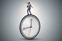 El concepto de la gestión del hombre de negocios a tiempo imagenes de archivo El concepto de la gestión del hombre de negocios a tiempo imagenes de archivo