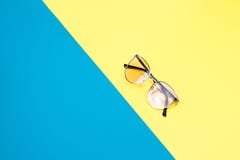 El concepto de vacaciones de verano Opinión superior sobre gafas de sol fotos de archivo libres de regalías El concepto de vacaciones de verano Opinión superior sobre gafas de sol fotos de archivo libres de regalías