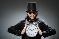 El concepto del vintage con el hombre que lleva el sombrero de copa negro foto de archivo libre de regalías El concepto del vintage con el hombre que lleva el sombrero de copa negro foto de archivo libre de regalías