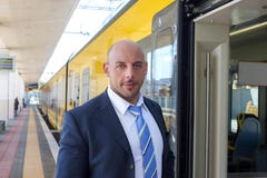 El conductor de tren en la plataforma al lado del tren fotografía de archivo El conductor de tren en la plataforma al lado del tren fotografía de archivo