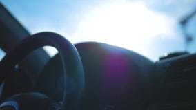 El conductor que conduce el coche monta a lo largo del camino, los rayos brillantes del brillo del sol Perfil de las impulsiones metrajes El conductor que conduce el coche monta a lo largo del camino, los rayos brillantes del brillo del sol Perfil de las impulsiones metrajes
