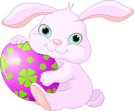 El conejo de Pascua sostiene el huevo El conejo de Pascua sostiene el huevo
