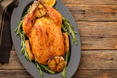 El conjunto asó el pollo con el limón y el romero en una placa negra Estilo rústico Concepto de la Navidad La Navidad Turquía fotografía de archivo libre de regalías El conjunto asó el pollo con el limón y el romero en una placa negra Estilo rústico Concepto de la Navidad La Navidad Turquía fotografía de archivo libre de regalías