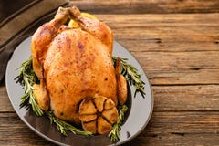 El conjunto asó el pollo con el limón y el romero en una placa negra Estilo rústico Concepto de la Navidad La Navidad Turquía tap fotos de archivo libres de regalías El conjunto asó el pollo con el limón y el romero en una placa negra Estilo rústico Concepto de la Navidad La Navidad Turquía tap fotos de archivo libres de regalías