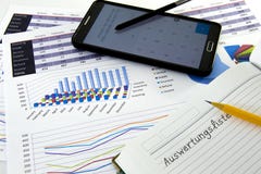 El contable verifica la exactitud de estados financieros bookkeep fotografía de archivo libre de regalías El contable verifica la exactitud de estados financieros bookkeep fotografía de archivo libre de regalías