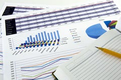 El contable verifica la exactitud de estados financieros Contabilidad, concepto de la contabilidad fotografía de archivo El contable verifica la exactitud de estados financieros Contabilidad, concepto de la contabilidad fotografía de archivo