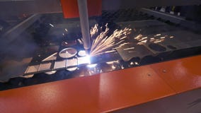 El cortador robótico industrial del laser corta piezas de metal con la gran precisión metrajes El cortador robótico industrial del laser corta piezas de metal con la gran precisión metrajes