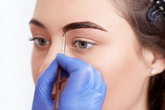 El Cosmetologist que aplica permanente especial compone de cejas fotos de archivo El Cosmetologist que aplica permanente especial compone de cejas fotos de archivo