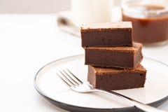 El cuadrado del brownie del chocolate junta las piezas en pila en la placa blanca Postre delicioso tradicional americano Copie el imagenes de archivo El cuadrado del brownie del chocolate junta las piezas en pila en la placa blanca Postre delicioso tradicional americano Copie el imagenes de archivo