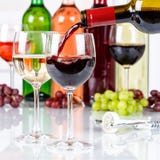 El cuadrado rojo de colada de la botella de cristal del vino vierte fotografía de archivo El cuadrado rojo de colada de la botella de cristal del vino vierte fotografía de archivo