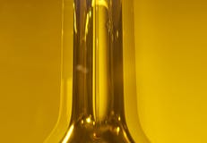 El cuello de un vidrio Olive Oil Bottle con el fondo amarillo imagen de archivo El cuello de un vidrio Olive Oil Bottle con el fondo amarillo imagen de archivo