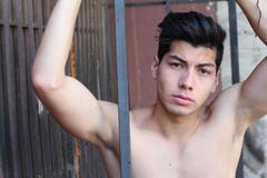 El cuerpo superior tiró de enojado adolescente, y sudoroso masculinos después de horas de andar en monopatín Fotos de archivo El cuerpo superior tiró de enojado adolescente, y sudoroso masculinos después de horas de andar en monopatín Fotos de archivo