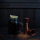 El cóctel alcohólico sabroso con el hielo, el ron negro y la Coca-Cola, rebanadas del limón se está colocando en una tabla de mad fotografía de archivo libre de regalías El cóctel alcohólico sabroso con el hielo, el ron negro y la Coca-Cola, rebanadas del limón se está colocando en una tabla de mad fotografía de archivo libre de regalías