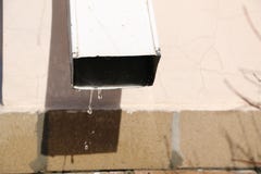 El deshielo de la primavera cae el d?a soleado flujos derretidos de la nieve del canal a asfaltar imagenes de archivo El deshielo de la primavera cae el d?a soleado flujos derretidos de la nieve del canal a asfaltar imagenes de archivo