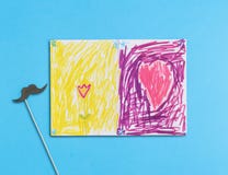El dibujo y el bigote de los niños en fondo azul Imágenes de archivo libres de regalías