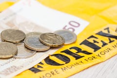 El dinero del billete de banco 50 euros y los centavos euro de las monedas está después del excha foto de archivo libre de regalías El dinero del billete de banco 50 euros y los centavos euro de las monedas está después del excha foto de archivo libre de regalías