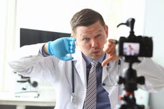 El doctor de sexo masculino del vlogger mira la cámara fotografía de archivo El doctor de sexo masculino del vlogger mira la cámara fotografía de archivo