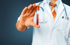 El doctor de sexo masculino In White Coat con un estetoscopio sostiene un tubo de ensayo en su mano Concepto de la medicina de la foto de archivo libre de regalías El doctor de sexo masculino In White Coat con un estetoscopio sostiene un tubo de ensayo en su mano Concepto de la medicina de la foto de archivo libre de regalías