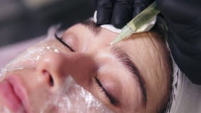El doctor hace que las inyecciones múltiples en el ` s de la mujer hacen frente a la piel durante mesotherapy Biorevitalization y almacen de metraje de vídeo El doctor hace que las inyecciones múltiples en el ` s de la mujer hacen frente a la piel durante mesotherapy Biorevitalization y almacen de metraje de vídeo