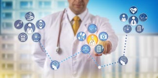 El doctor Providing Specialty Telemedicine remotamente Foto de archivo El doctor Providing Specialty Telemedicine remotamente Foto de archivo