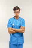 El doctor With Stethoscope Around su cuello contra Grey Background imagen de archivo libre de regalías El doctor With Stethoscope Around su cuello contra Grey Background imagen de archivo libre de regalías
