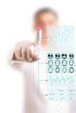 El doctor utiliza el ordenador para los exámenes médicos foto de archivo libre de regalías El doctor utiliza el ordenador para los exámenes médicos foto de archivo libre de regalías